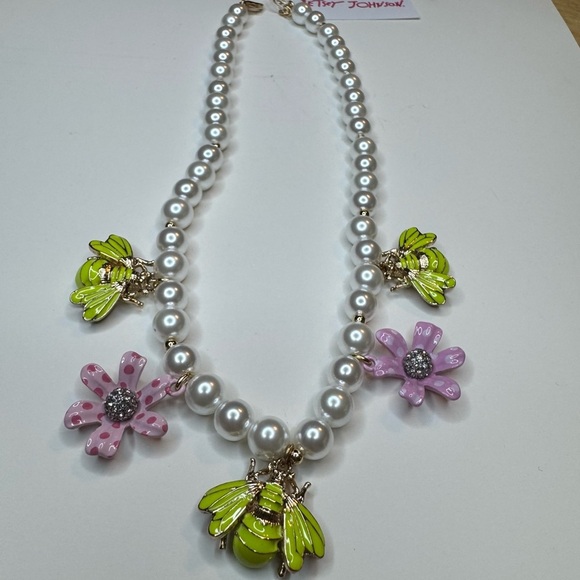 Betsey Johnson Pearl Choker Necklace with Floral and Bee Charms. NWT. - Picture 2 of 7